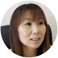 インタビュアー